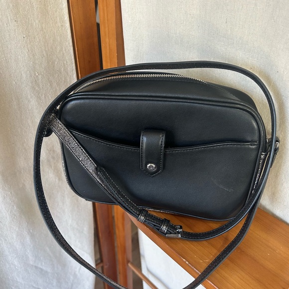 G.I.L.I. Black and Silver Metallic crossbody - Picture 5 of 11